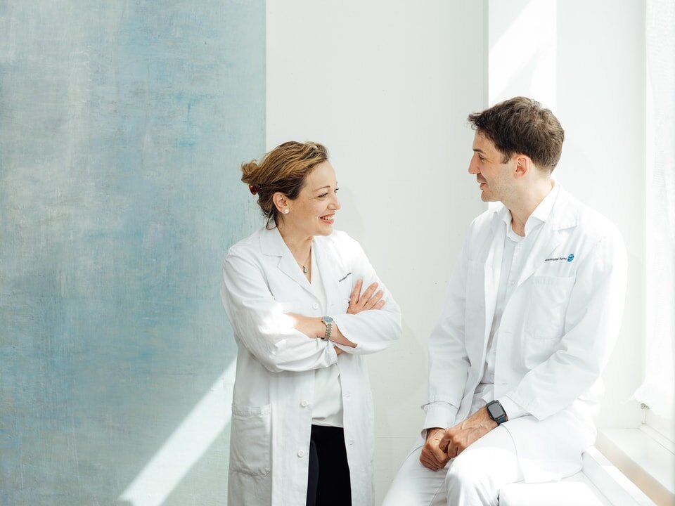 Dr. med. Zahraa Kollmann, Leitende Ärztin Frauenklinik, Schwerpunkt Kinderwunsch und Reproduktionsmedizin, und med. pract. Alberto Bovo, Oberarzt Urologie Dr. med. Zahraa Kollmann, Leitende Ärztin Frauenklinik, Schwerpunkt Kinderwunsch und Reproduktionsmedizin, und med. pract. Alberto Bovo, Oberarzt Urologie