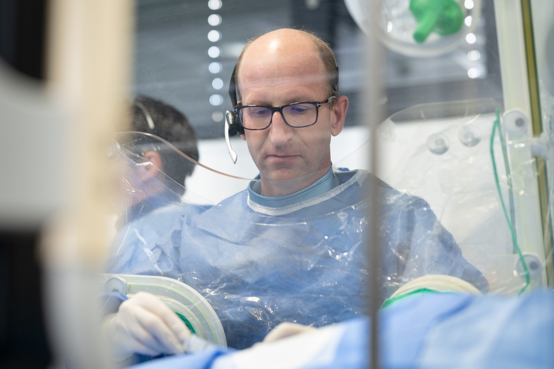 Prof. Dr. med. Laurent Haegeli, Chefarzt Kardiologie, bei einem Eingriff im Herzkatheterlabor. 