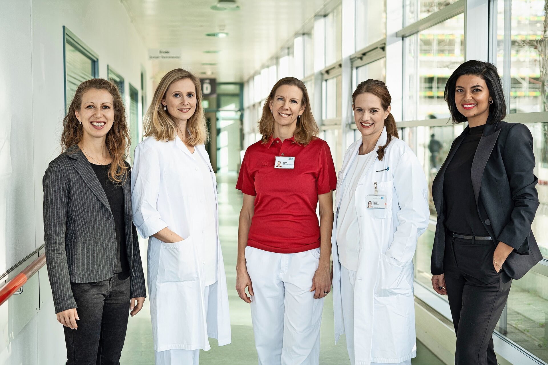Die KEEA-Leitung (v.l.): Dr. med. Patricia Paniz (Psychiatrie), Dr. med. Annic Baumgartner (Endokrinologie/Ernährungsmedizin), Manuela Deiss (Ernährungsberatung), Dr. med. Gabriela Werder (Adipositas-Chirurgie) und Shima Wyss (Leiterin Beratung und Therapie Innere Medizin). Die KEEA-Leitung (v.l.): Dr. med. Patricia Paniz (Psychiatrie), Dr. med. Annic Baumgartner (Endokrinologie/Ernährungsmedizin), Manuela Deiss (Ernährungsberatung), Dr. med. Gabriela Werder (Adipositas-Chirurgie) und Shima Wyss (Leiterin Beratung und Therapie Innere Medizin).