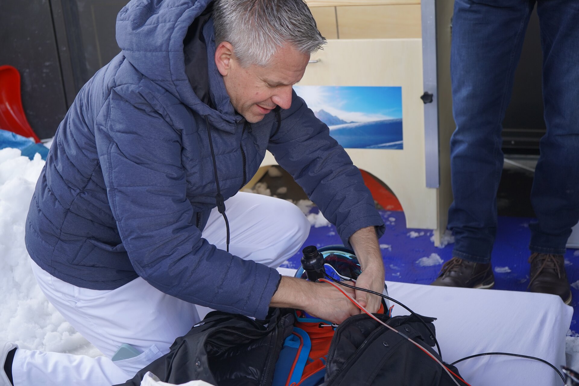 Prof. Dr. med. Hans-Joachim Kabitz verkabelt den Probanden für den bevorstehenden Durchlauf Prof. Dr. med. Hans-Joachim Kabitz verkabelt den Probanden für den bevorstehenden Durchlauf