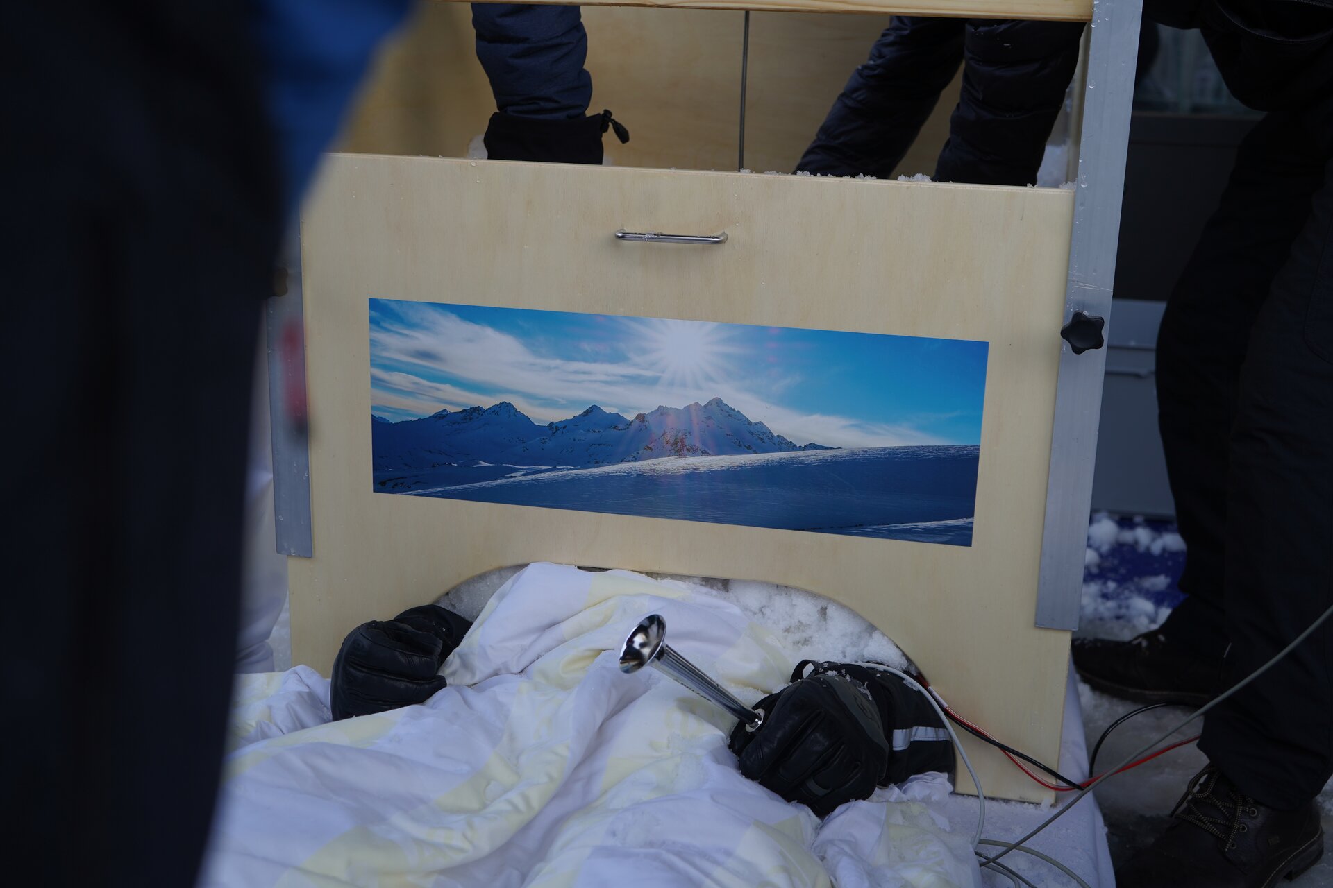 Die selbst gebaute Kiste, die den Schnee über dem Oberkörper sammelt, wurde mit schönen Bergbildern verziert. Die selbst gebaute Kiste, die den Schnee über dem Oberkörper sammelt, wurde mit schönen Bergbildern verziert.