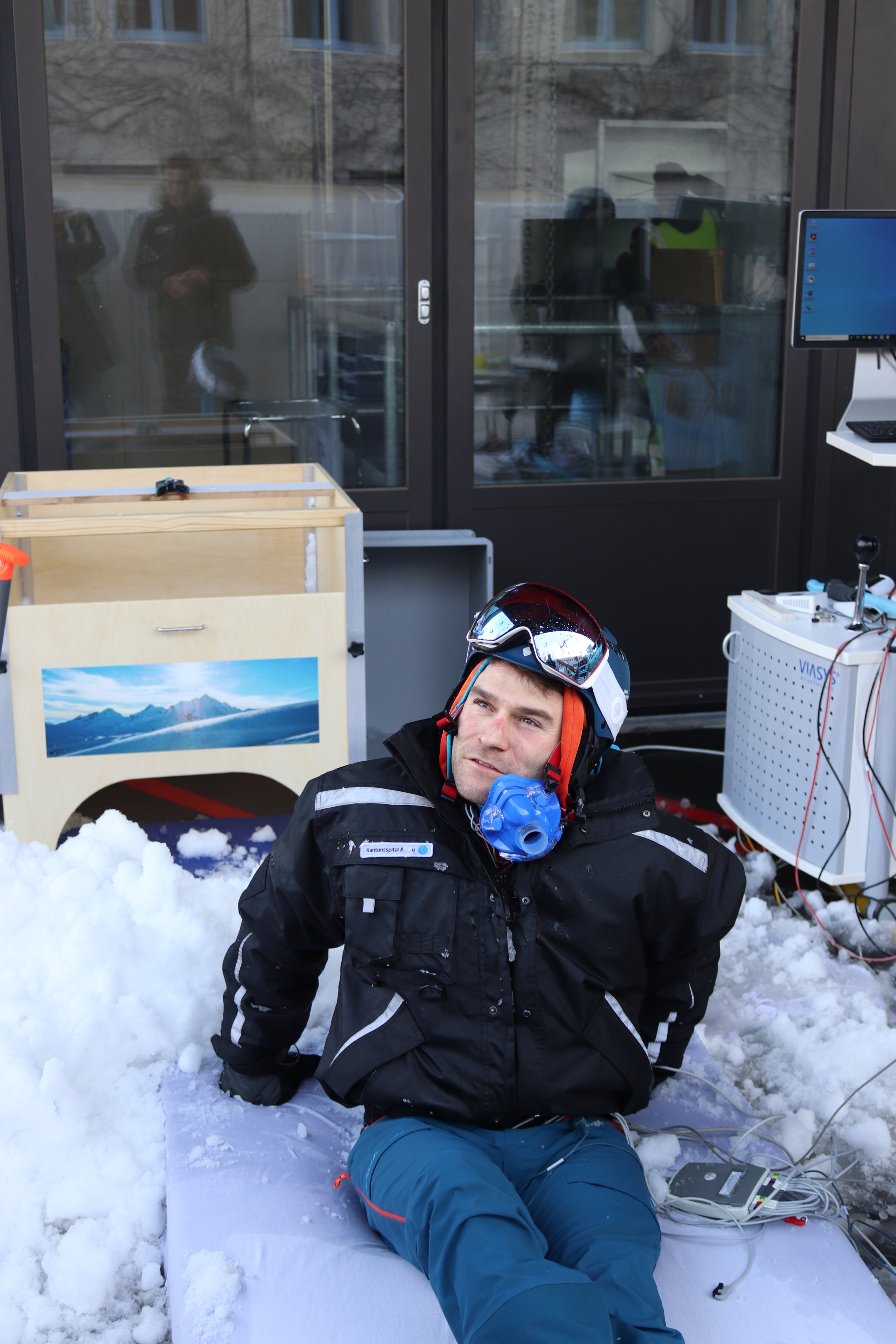Vom Schnee befreit: Kai Urbach Assistenzarzt des Interdisziplinären Notfalls schildert sein Erlebnis.