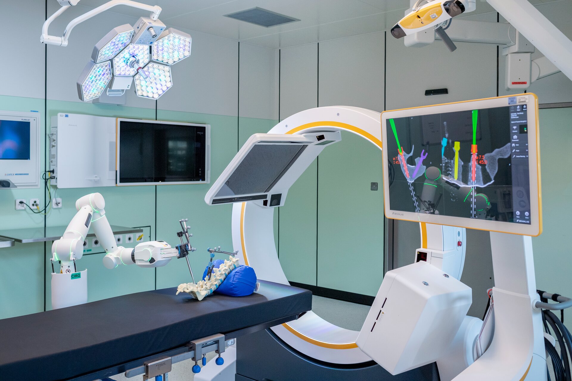 Die Robotic Suite am KSA: Sie kombiniert 3D-Bildgebung, Navigation und robotergestützte Instrumentenführung für besonders präzise Eingriffe- Die Robotic Suite am KSA: Sie kombiniert 3D-Bildgebung, Navigation und robotergestützte Instrumentenführung für besonders präzise Eingriffe-