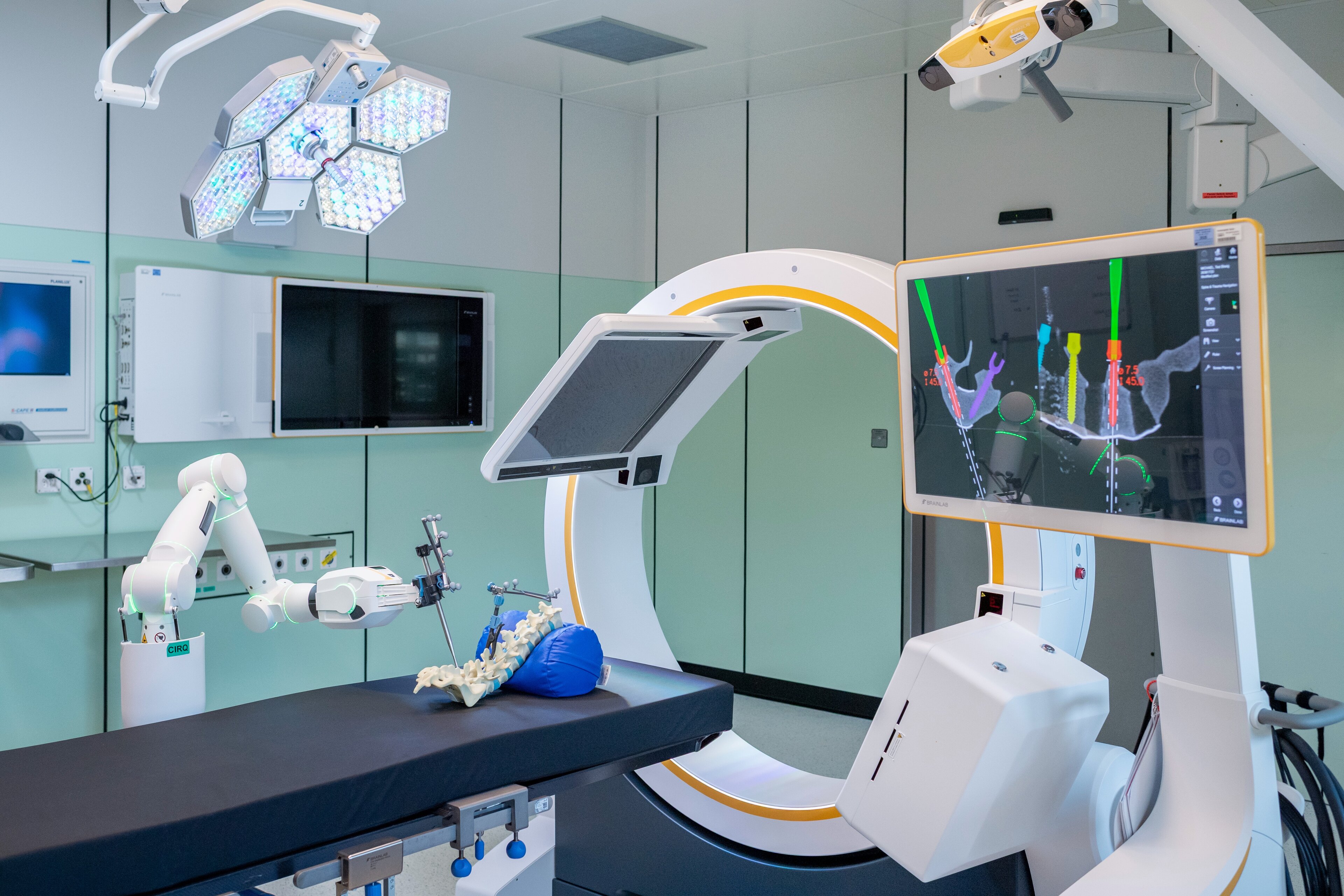 Die Robotic Suite am KSA: Sie kombiniert 3D-Bildgebung, Navigation und robotergestützte Instrumentenführung für besonders präzise Eingriffe- Die Robotic Suite am KSA: Sie kombiniert 3D-Bildgebung, Navigation und robotergestützte Instrumentenführung für besonders präzise Eingriffe-