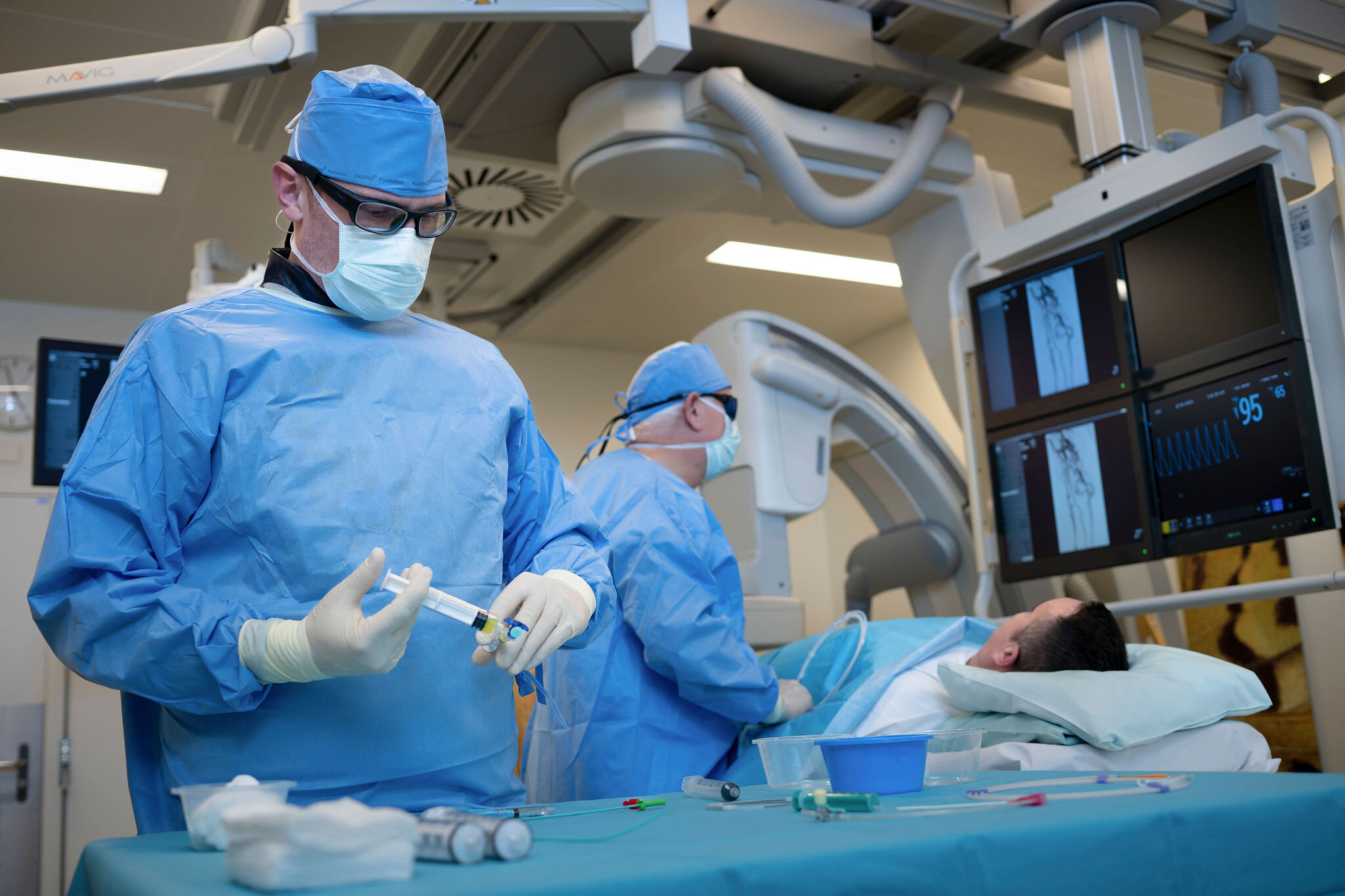 Präziser Eingriff im Angioraum: Mit feinsten Kathetern wird die Gelenkentzündung minimalinvasiv behandelt. Präziser Eingriff im Angioraum: Mit feinsten Kathetern wird die Gelenkentzündung minimalinvasiv behandelt.