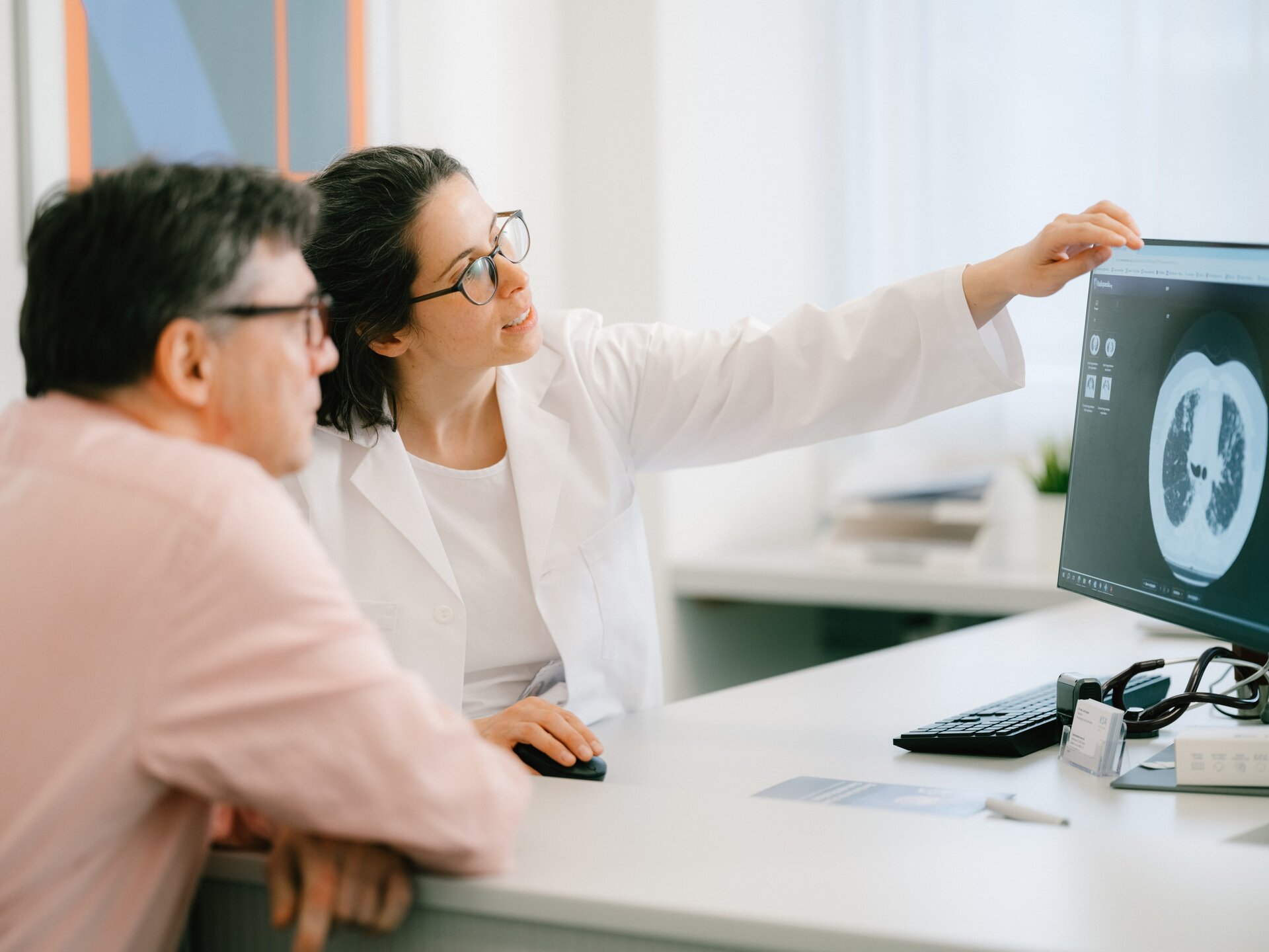 Im Gespräch werden die Lungenaufnahmen gemeinsam analysiert und verständlich erklärt. Im Gespräch werden die Lungenaufnahmen gemeinsam analysiert und verständlich erklärt.