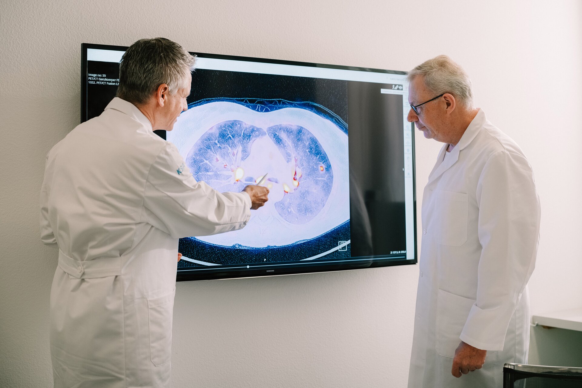 Die Experten im Gespräch: Prof. Dr. med. Kabitz (links) und PD Dr. med. Gambazzi arbeiten bei vielen Krankheitsbildern eng zusammen. Die Experten im Gespräch: Prof. Dr. med. Kabitz (links) und PD Dr. med. Gambazzi arbeiten bei vielen Krankheitsbildern eng zusammen.