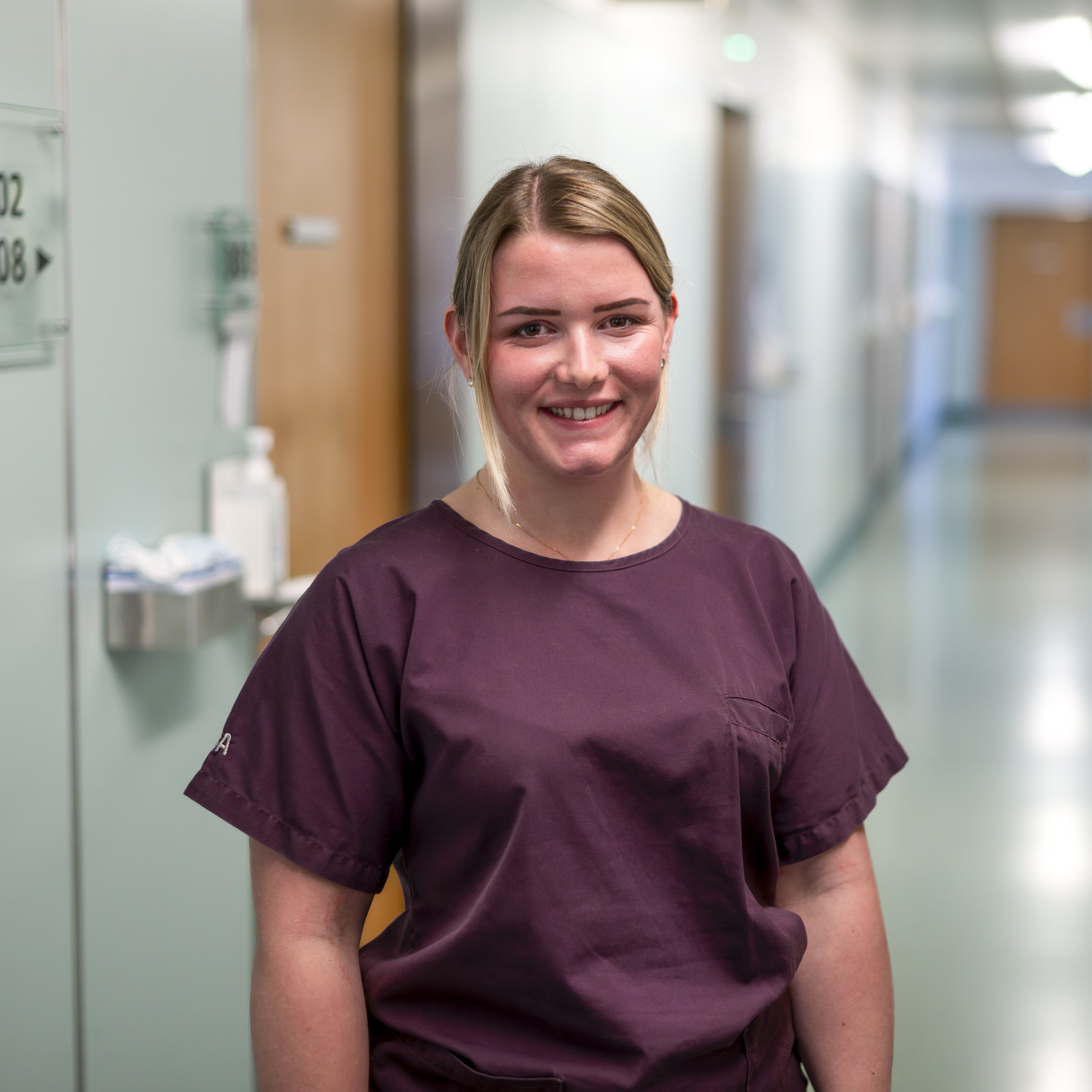 Claudia Bertschi arbeitet seit fünf Jahren am KSA. Sie schliesst im Juli 2027 ihren Master als Nurse Practitioner an der ZHAW in Winterthur ab. Seit September 2025 führt sie die APN-Sprechstunde für Patientinnen und Patienten, welche ihre Prostata oder die Blase entfernen müssen. 