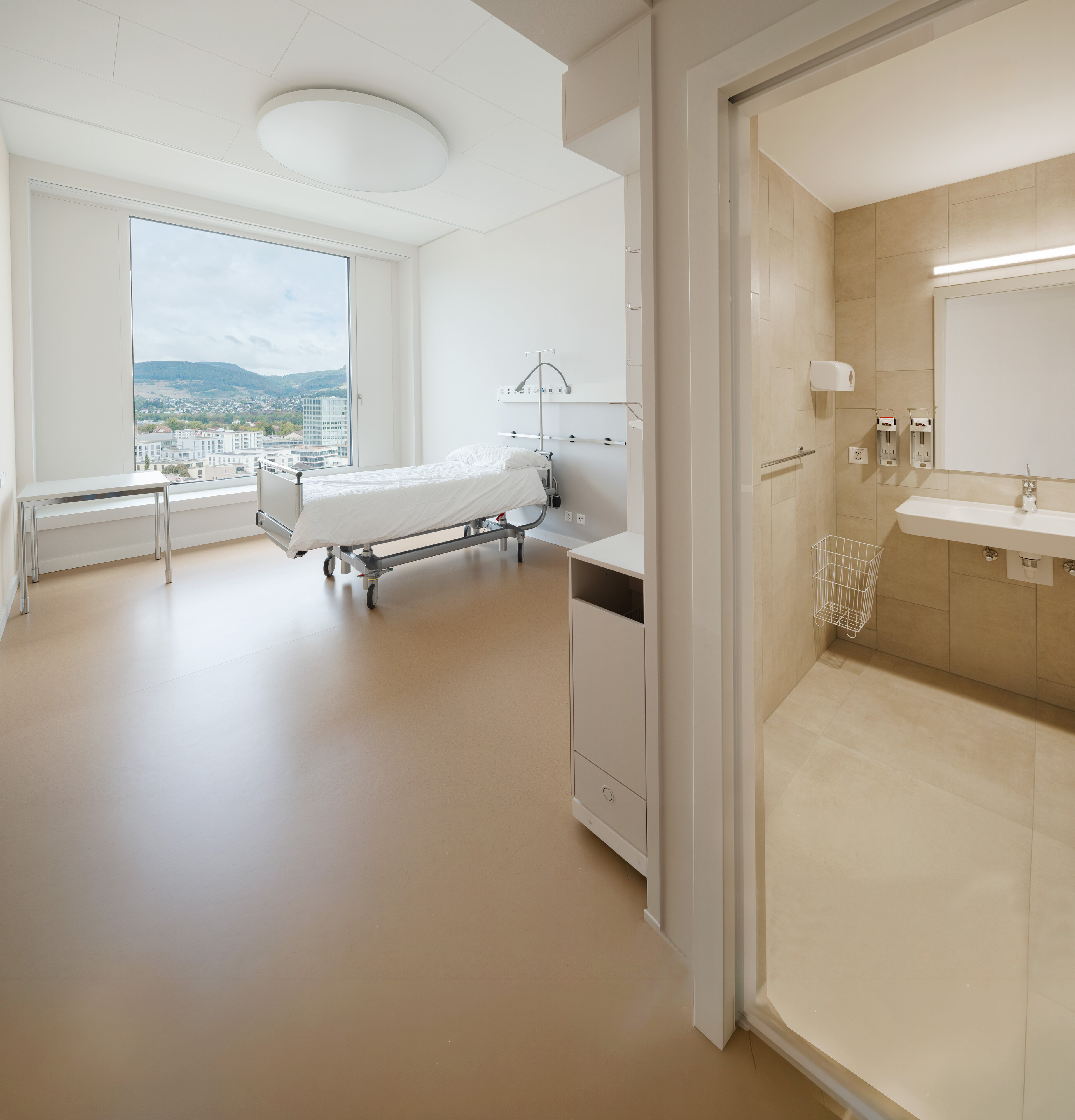 Einbettzimmer schaffen mehr Privatsphäre und bieten Raum für Ruhe und Erholung.