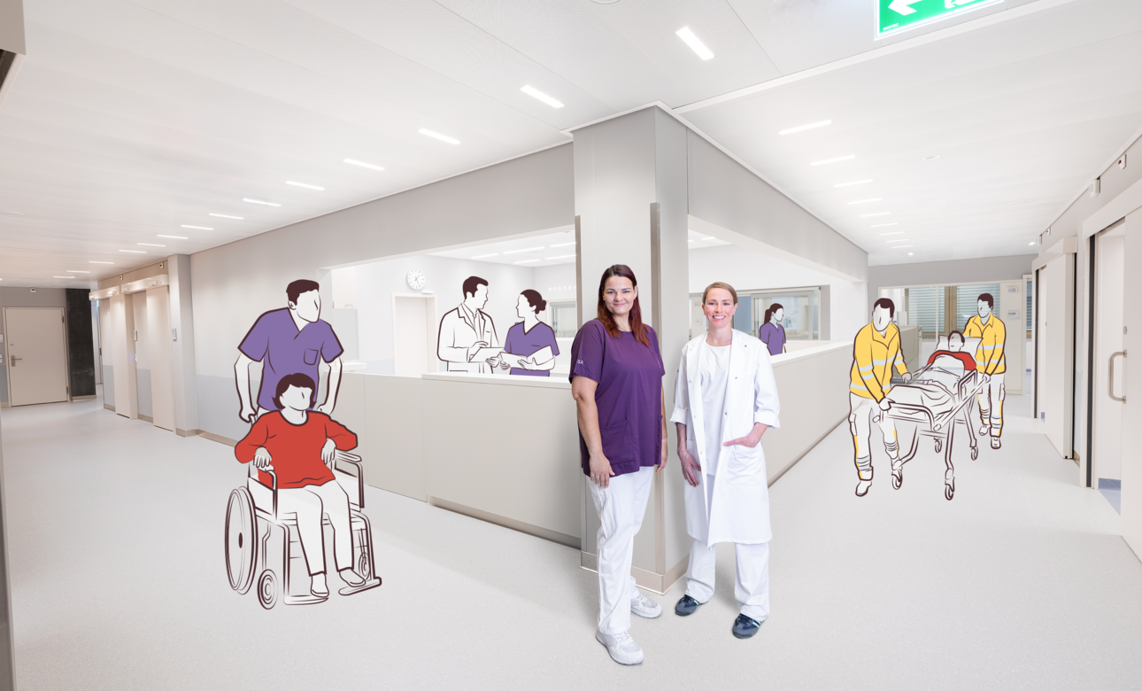 Michaela Lucas, Teamleiterin Pflege, und Dr. med. Irina Ullmann, Oberärztin mbF, vor dem zentralen Pflegestützpunkt im neuen Notfallzentrum.