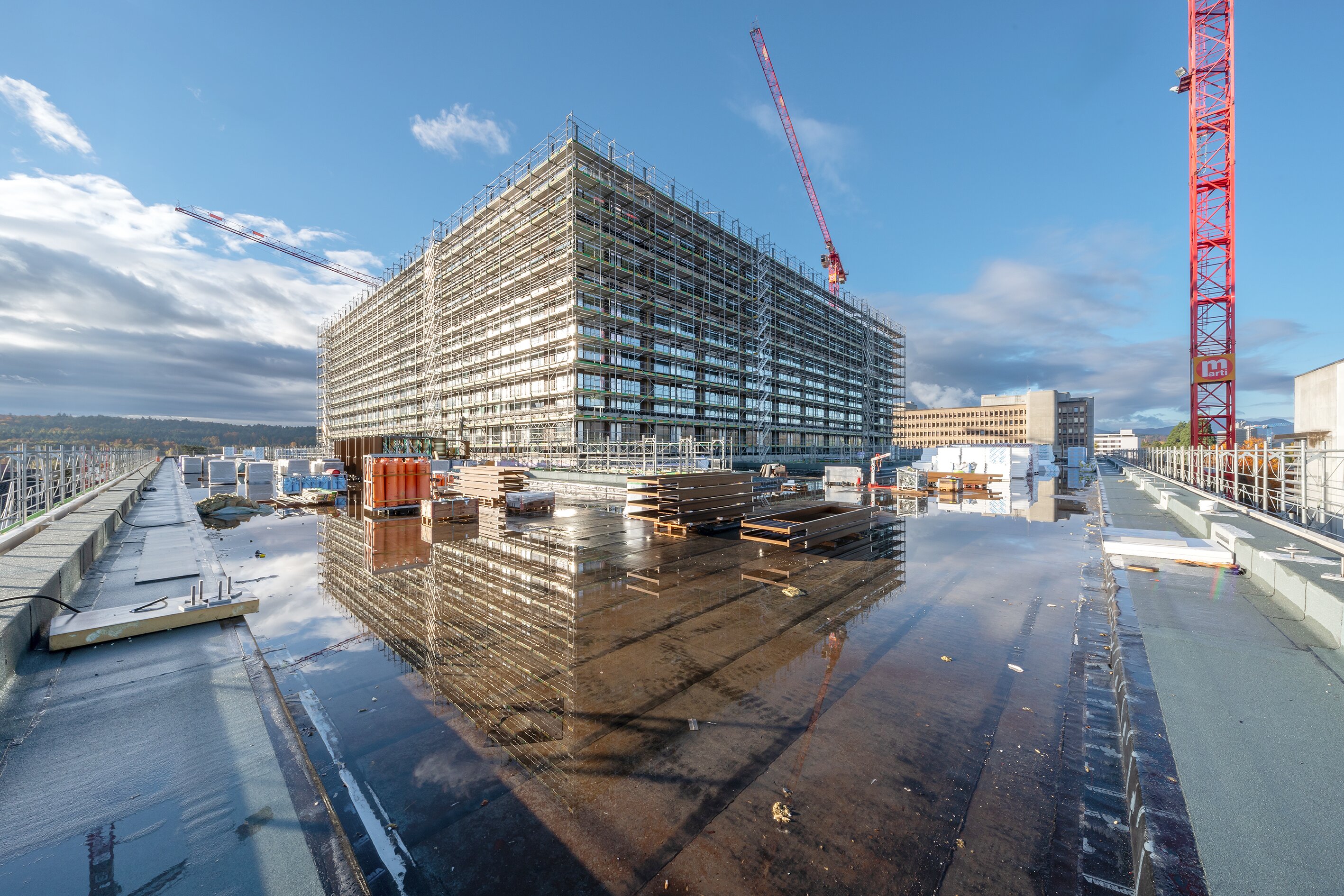 Baustelle im Herbst 2023: Abschluss der Aussenarbeiten / Beginn des Innenausbaus.