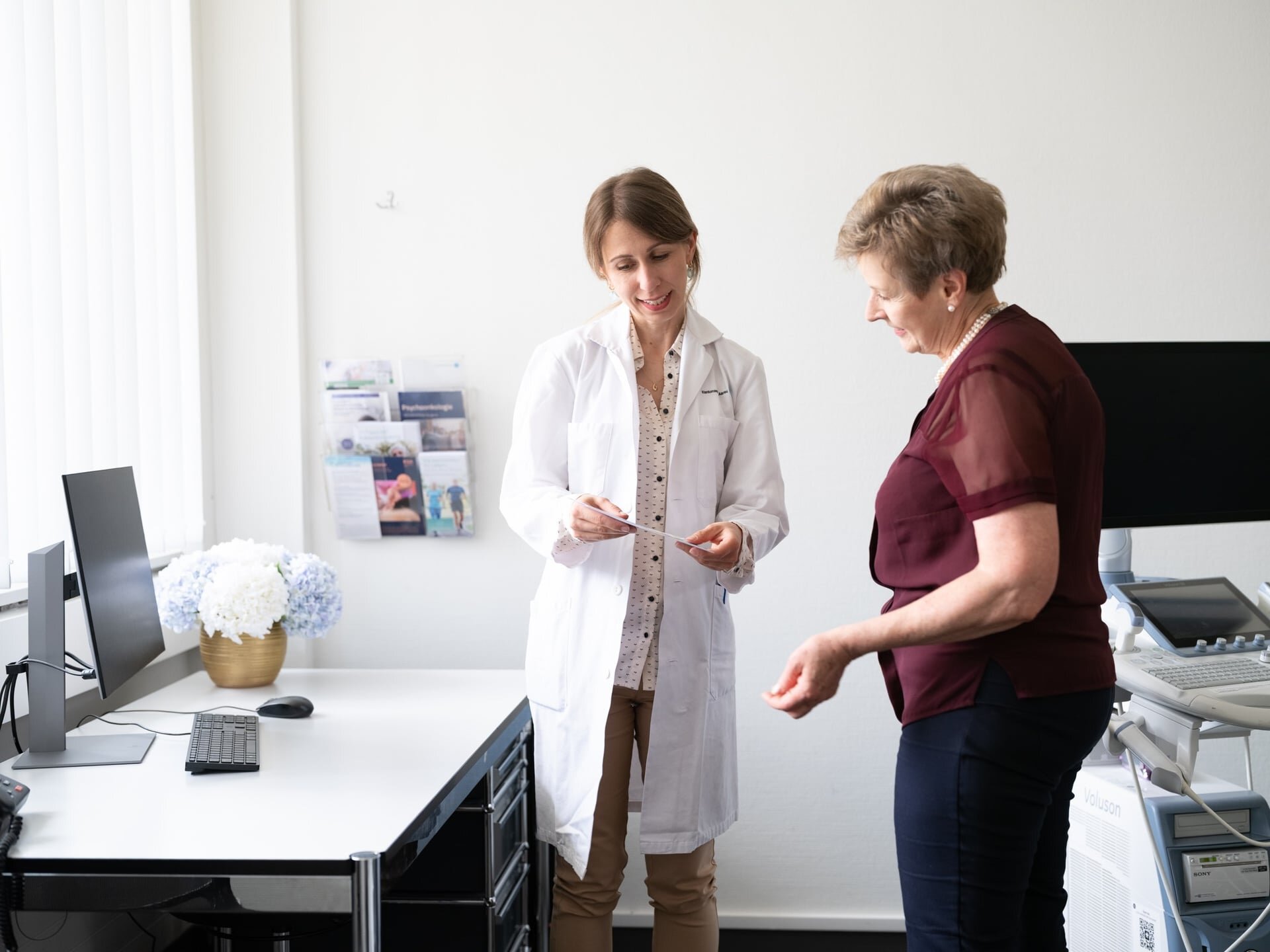 Nach erfolgreicher Behandlung: Brigitte N. bei der Nachkontrolle im Kantonsspital Aarau mit Dr. med. Elisaveta Gerova. Nach erfolgreicher Behandlung: Brigitte N. bei der Nachkontrolle im Kantonsspital Aarau mit Dr. med. Elisaveta Gerova.