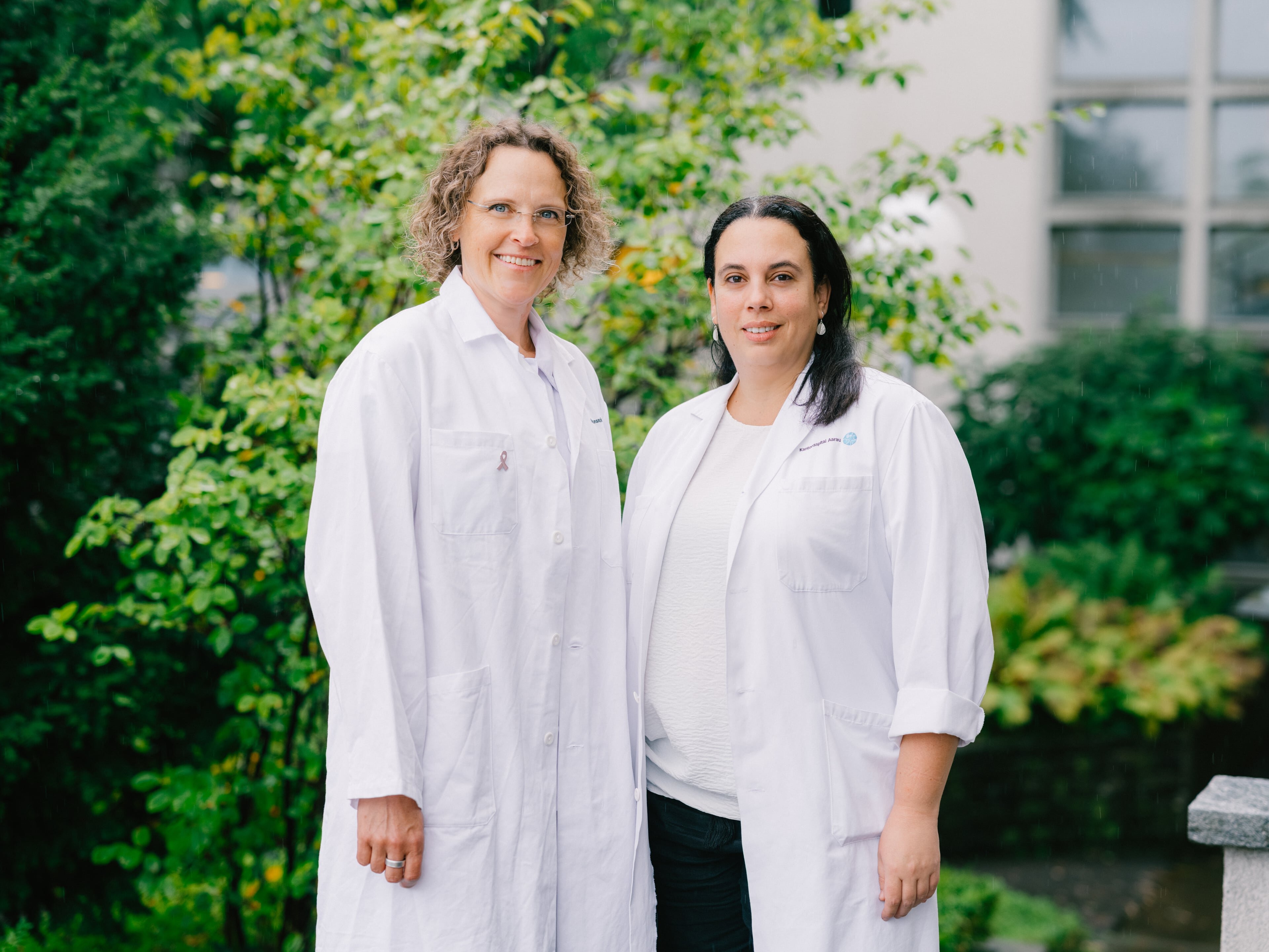 Im Interview: Dr. med. Daniela Schwegler-Guggemos und dipl. Ärztin Vasiliki Gorgorini. Im Interview: Dr. med. Daniela Schwegler-Guggemos und dipl. Ärztin Vasiliki Gorgorini.