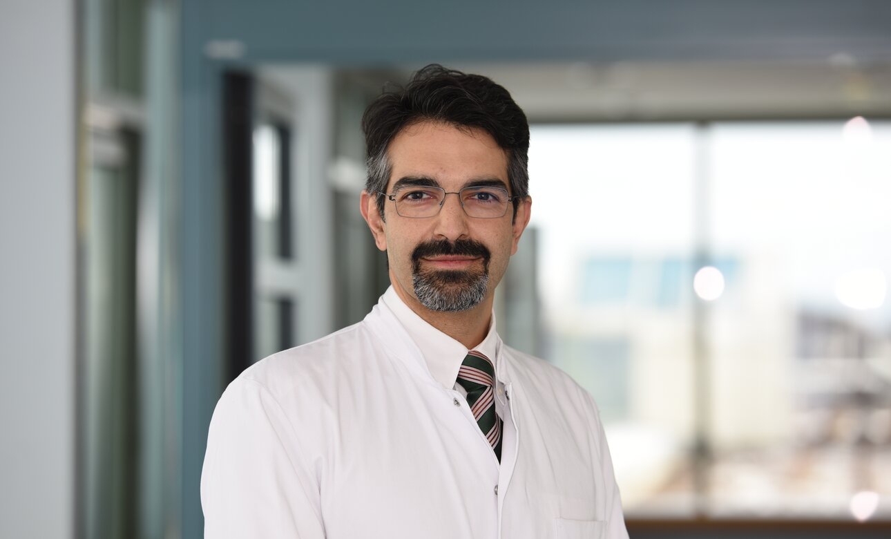 Prof. Dr. med. Atesch Ateschrang «Portrait» Prof. Dr. med. Atesch Ateschrang «Portrait»