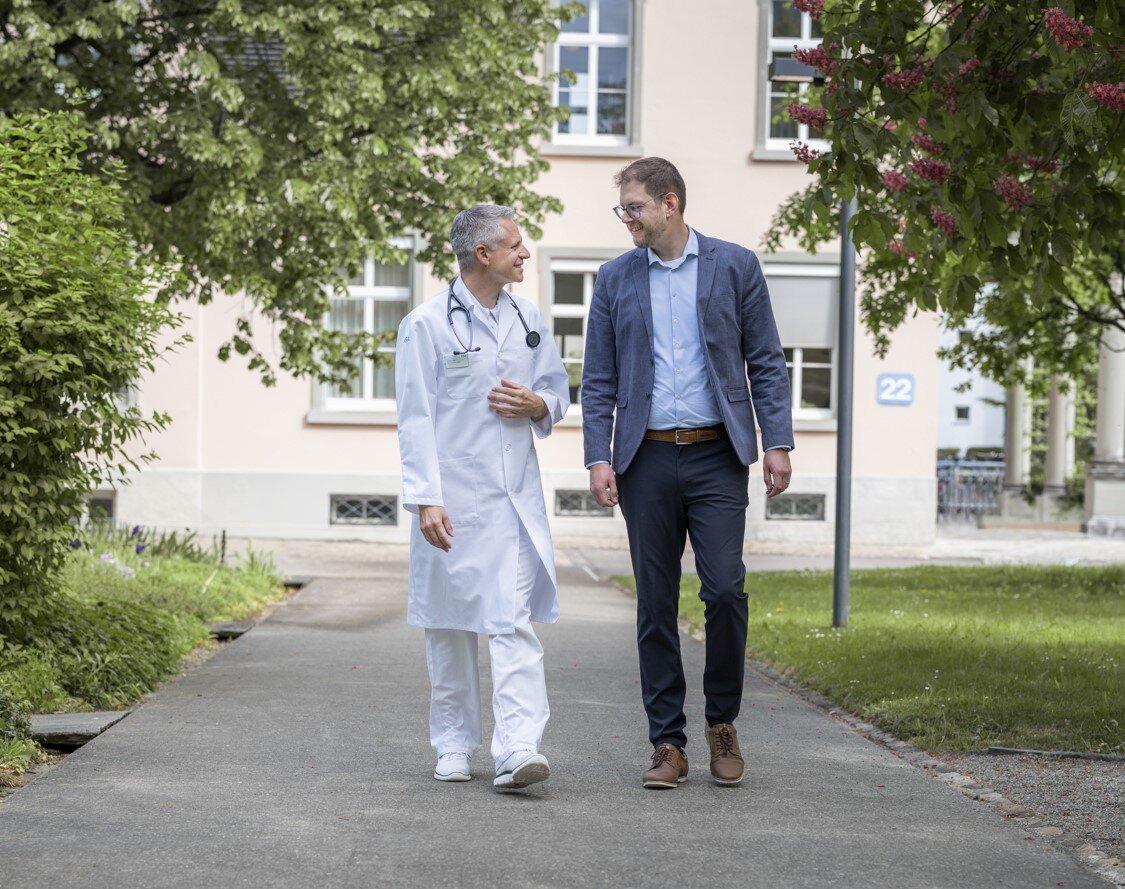 Heute ist die Erkrankung von Lukas K. unter der Therapie stabil. Regelmässige Kontrollen begleiten seinen Alltag weiterhin. 