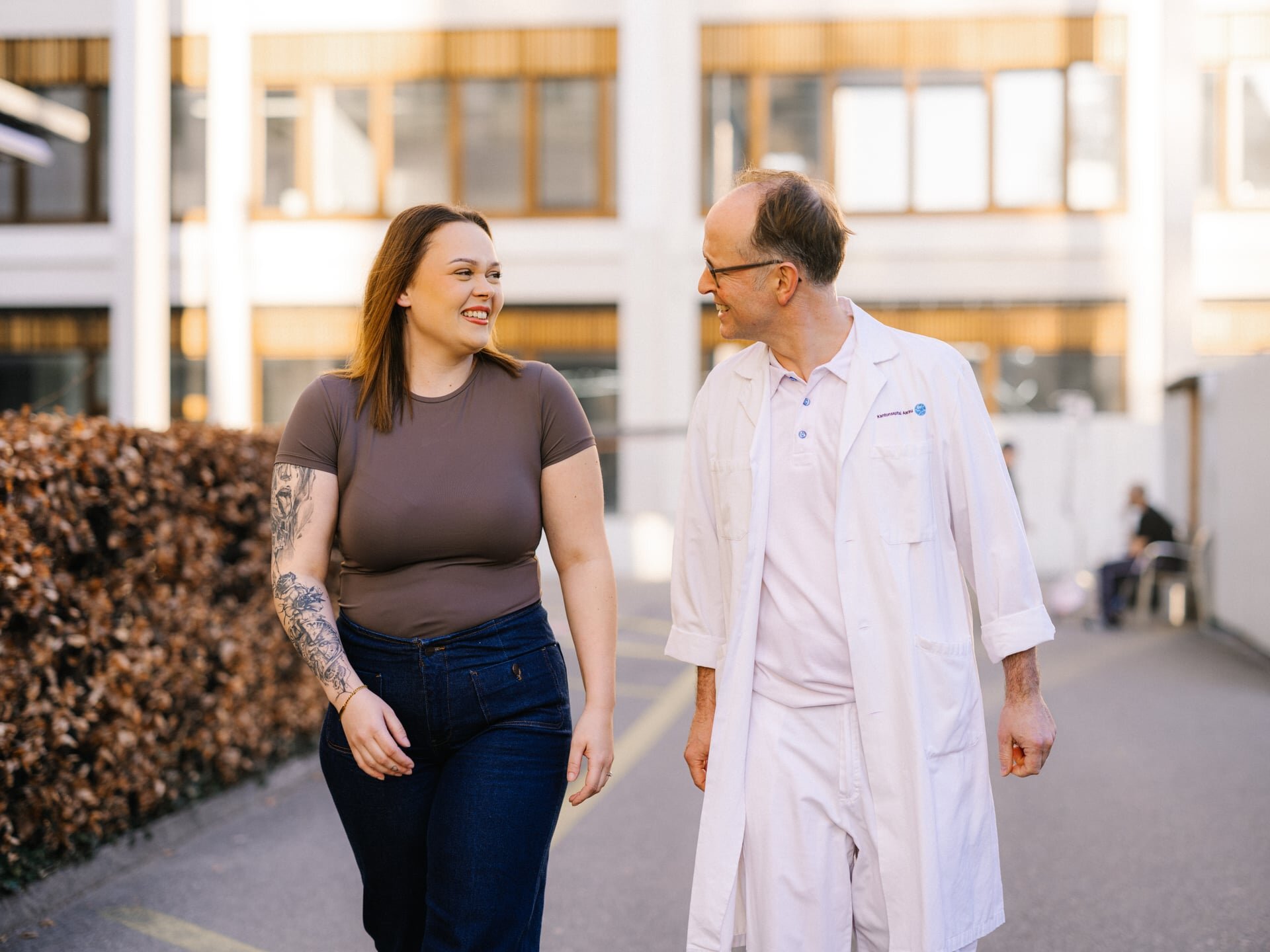 Ariana R. mit ihrem behandelnden Arzt, Dr. Joël Capraro
