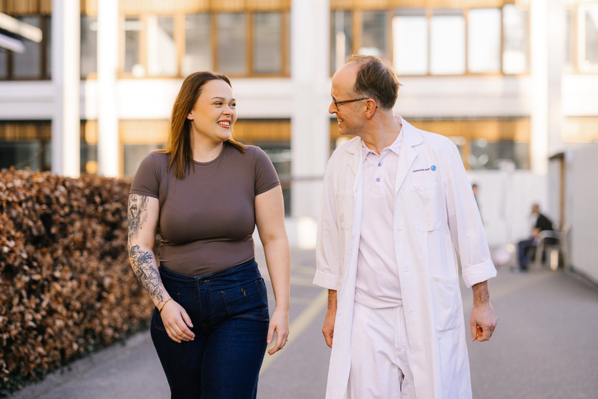Ariana R. mit ihrem behandelnden Arzt, Dr. Joël Capraro