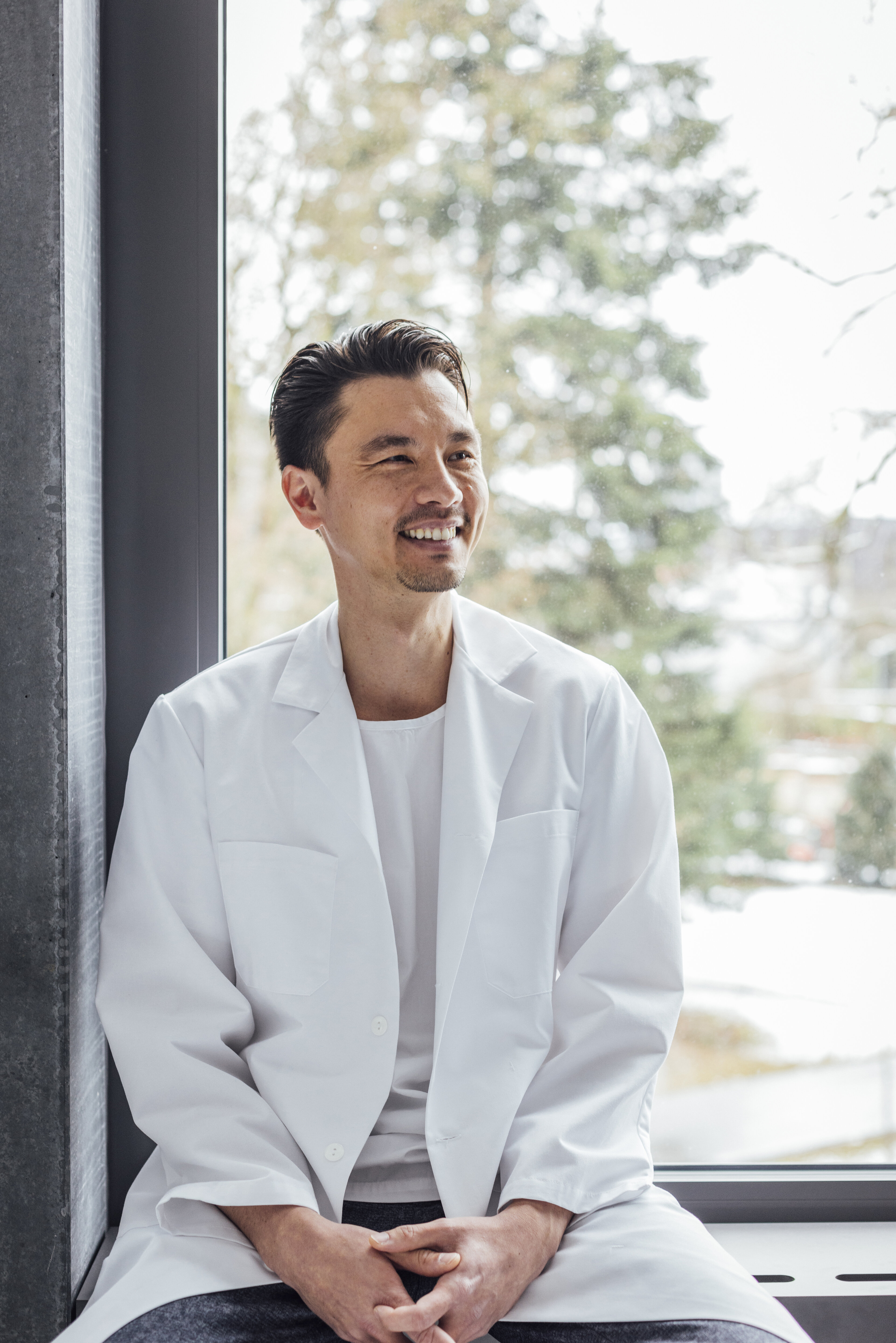 Dr. med. Julien Jost bringt modernste Technik und chirurgische Präzision zusammen – für möglichst schonende Eingriffe an der Wirbelsäule.