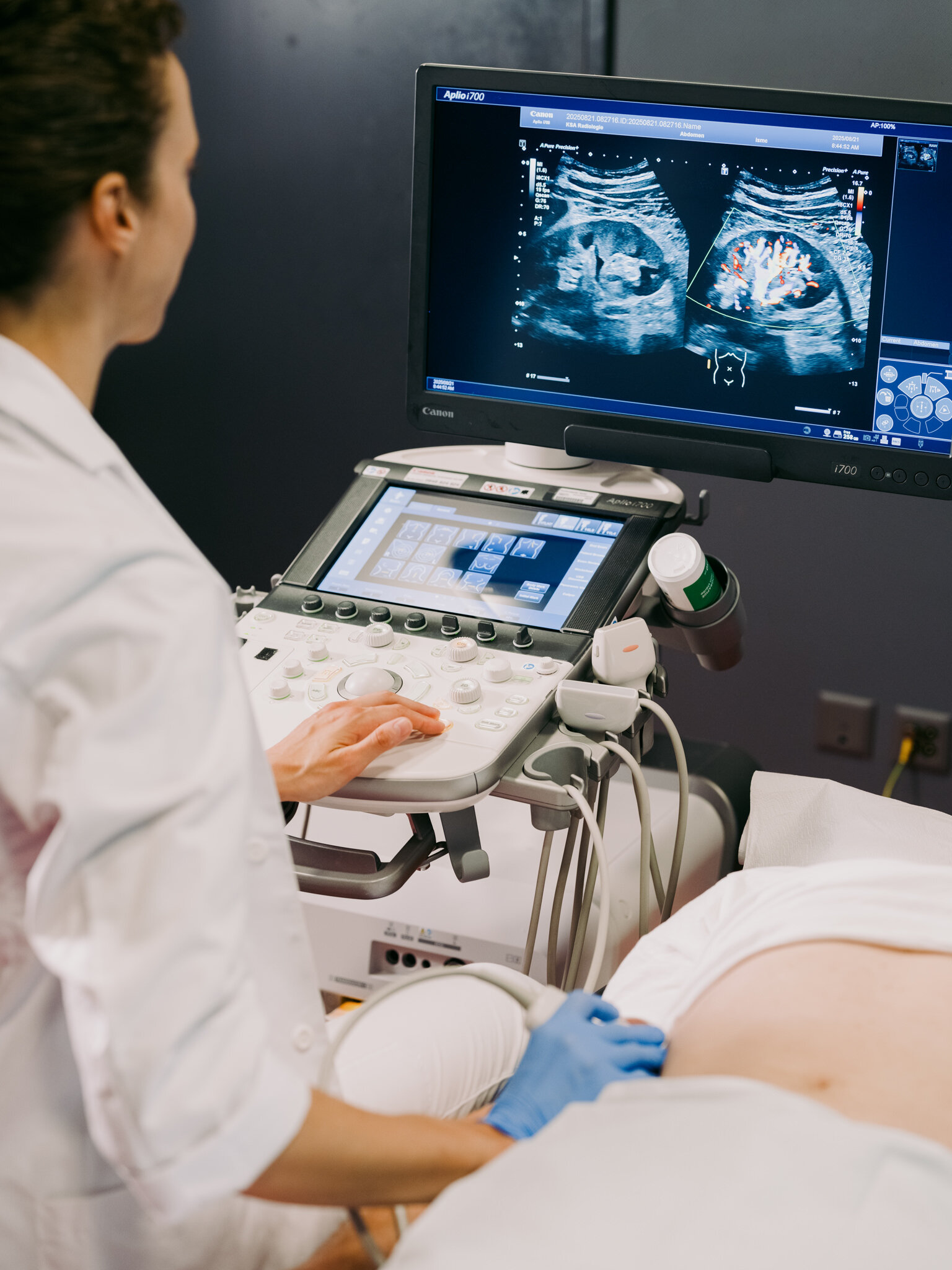 Dr. med. Svea-Vivica Mathieu, Oberärztin Radiologie und Leiterin Ultraschall am KSA, untersucht mit modernster Ultraschalltechnik und ermöglicht präzise Diagnosen in Echtzeit.