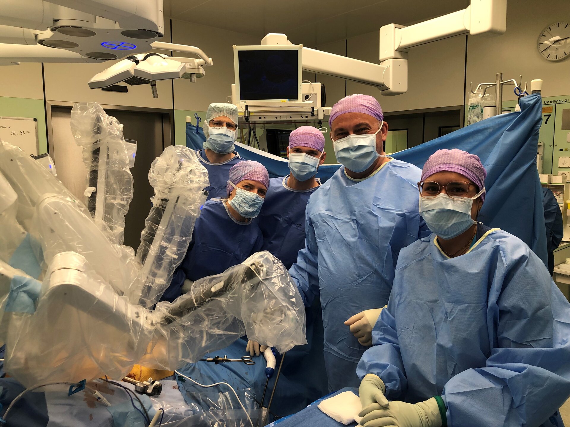 Bildlegende: Erfolgreiches interdisziplinäres OP-Team: PD Dr. Christian Nebiker (Viszeralchirurgie), Dr. Stefanie Cermak (Urologie), Dr. Manuel Walter (Urologie), Dr. Andreas Sauer (Urologie) und Feliciana Rüefli (Fachfrau Operationstechnik). Bildlegende: Erfolgreiches interdisziplinäres OP-Team: PD Dr. Christian Nebiker (Viszeralchirurgie), Dr. Stefanie Cermak (Urologie), Dr. Manuel Walter (Urologie), Dr. Andreas Sauer (Urologie) und Feliciana Rüefli (Fachfrau Operationstechnik).