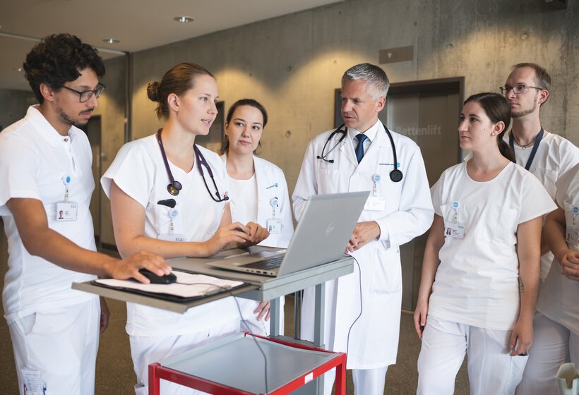 KSA Chefarzt Prof. Kabitz und Team bei der Visite